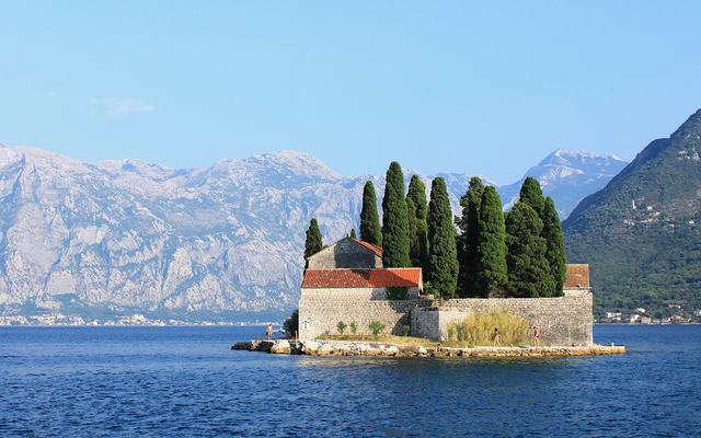 Perast en de eilandjes in de Baai van Kotor met de bergen op de achtergrond