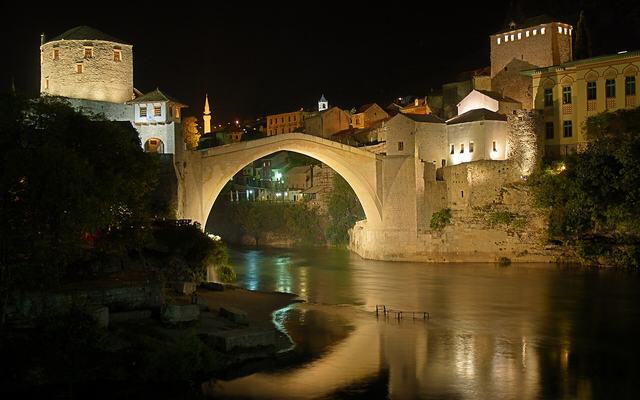 De Oude Brug van Mostar over de Neretva, hoogtepunt van een week Balkan