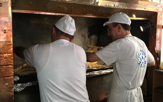 Ćevapi met plat brood en ui in de bazaar van Sarajevo