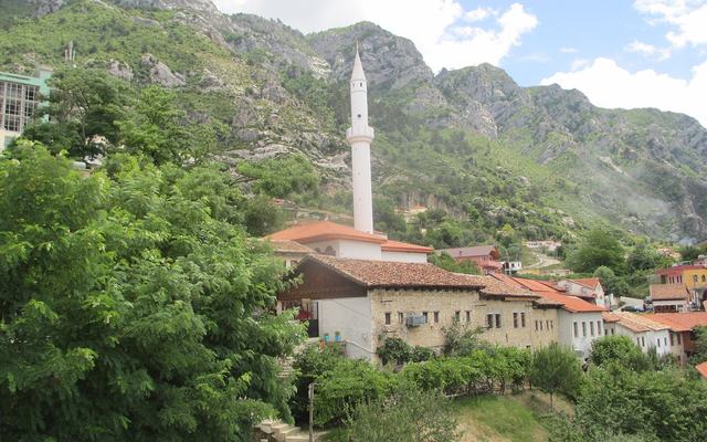 Drukke straat in de Baščaršija van Sarajevo, een betaalbare Balkanstad