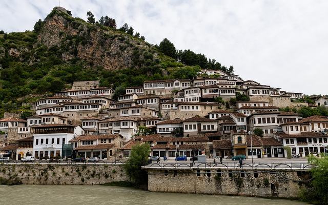 De witte Ottomaanse huizen van Mangalem in Berat