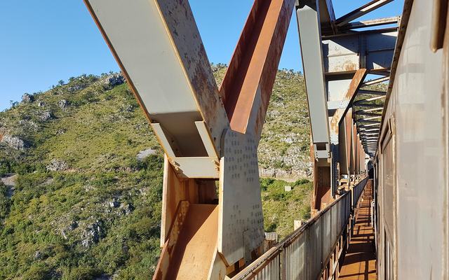 Trein op het viaduct van Mala Rijeka op de spoorlijn Belgrado – Bar