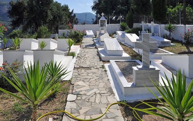 De baaien van Paleokastritsa op Corfu met turquoise water en groene heuvels