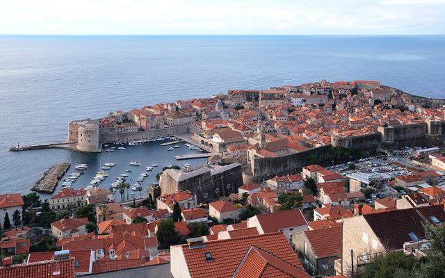 De ommuurde oude stad van Dubrovnik met oranje daken aan de Adriatische Zee