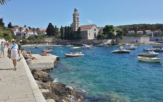 De haven van Hvar-stad met de Pakleni-eilanden op de achtergrond