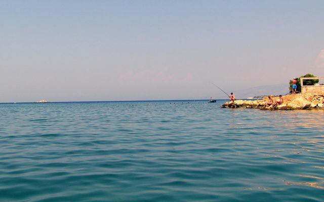 Turquoise water en de eilandjes van Ksamil in Zuid-Albanië