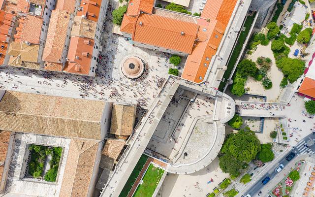 Luchtfoto van de oude stad van Dubrovnik met stadsmuren en de Adriatische Zee