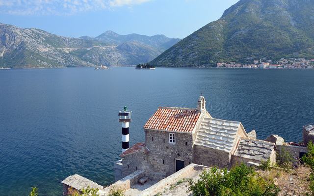 De Baai van Kotor in Montenegro met bergen die steil uit het water oprijzen