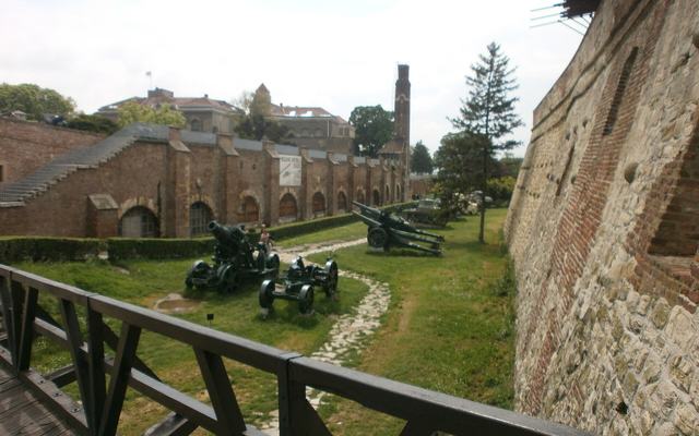 De Kalemegdan-vesting in Belgrado aan de samenvloeiing van Sava en Donau