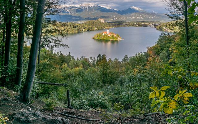 Het meer van Bled in Slovenië met het eilandkerkje en de Julische Alpen