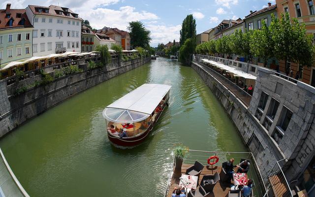 De oude stad van Ljubljana met cafés langs de rivier de Ljubljanica