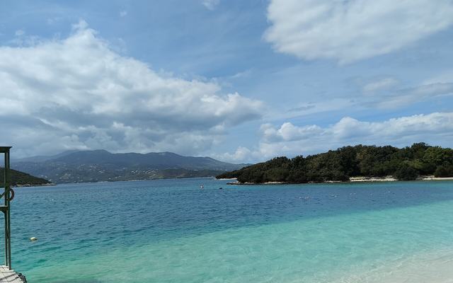 Turquoise water en eilandjes voor het strand van Ksamil in Albanië