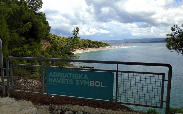 Het strand Zlatni Rat bij Bol op het eiland Brač in Kroatië