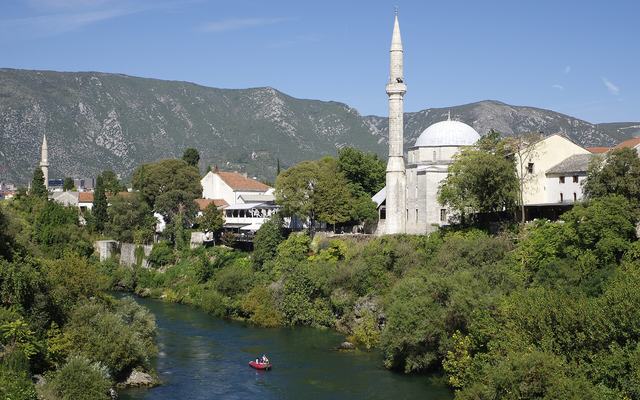 De Oude Brug van Mostar over de groene rivier de Neretva