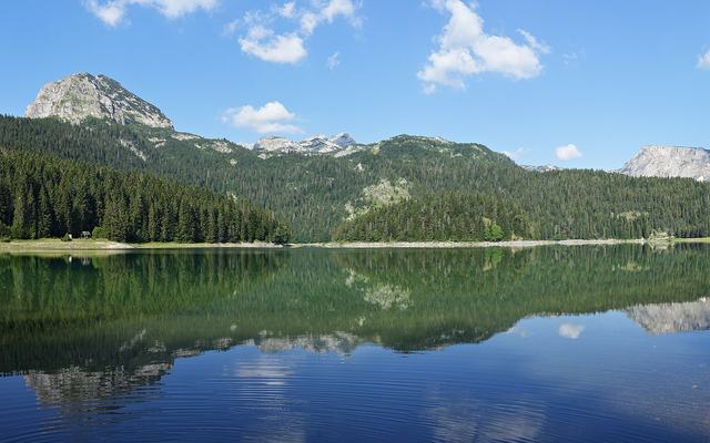 Het Zwarte Meer in Nationaal Park Durmitor met de bergen erachter