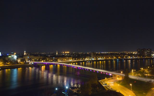 Het fort van Petrovaradin met de klokkentoren boven de Donau bij Novi Sad