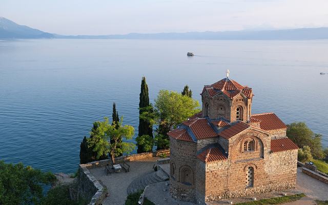 De kerk van Sint-Jan in Kaneo op een klif boven het Meer van Ohrid