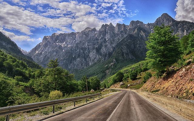 Bergtoppen en groene vallei van Valbona in de Albanese Alpen