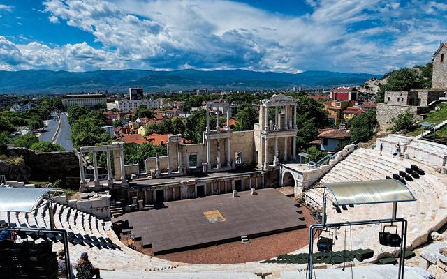 Het Romeinse theater van Plovdiv met de oude stad op de achtergrond