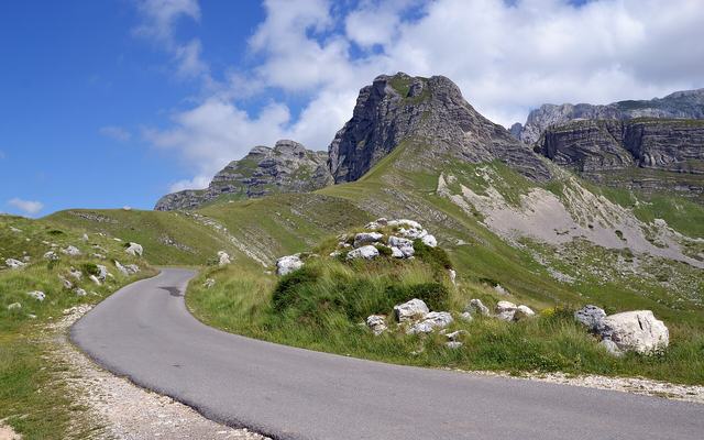 Bergweg door Nationaal Park Durmitor tijdens een roadtrip door de Balkan