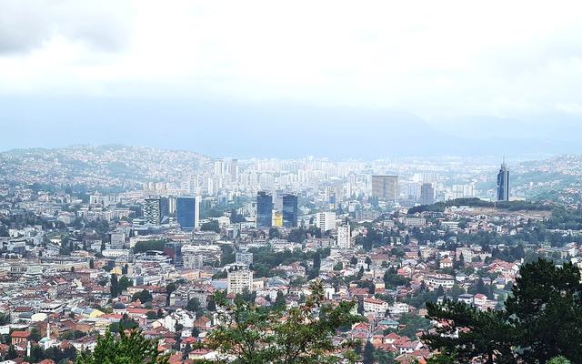 Uitzicht over Sarajevo in het dal, omringd door heuvels