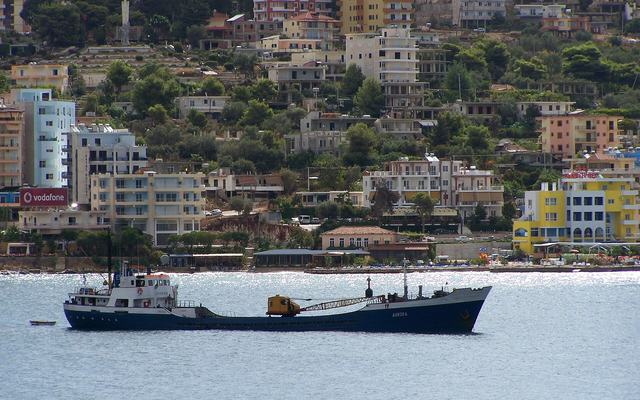 De baai van Sarandë met de boulevard en de Ionische Zee