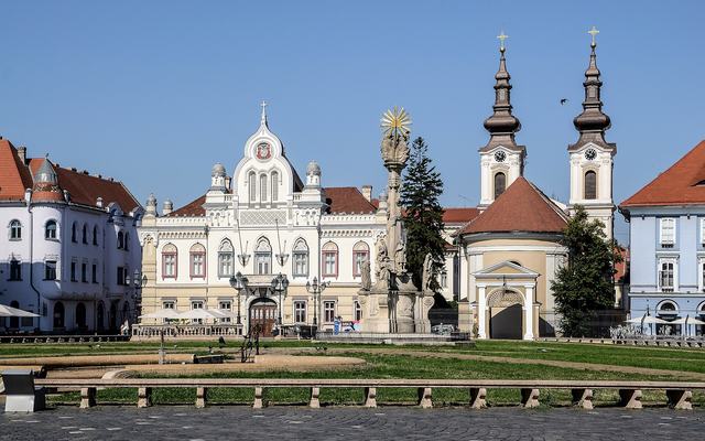 Het barokke Piața Unirii in Timișoara met kathedraal en kleurrijke gevels