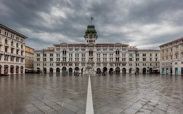 Het Piazza Unità d'Italia in Triëst aan de Adriatische Zee