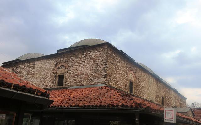 Panorama van Sarajevo, omringd door heuvels