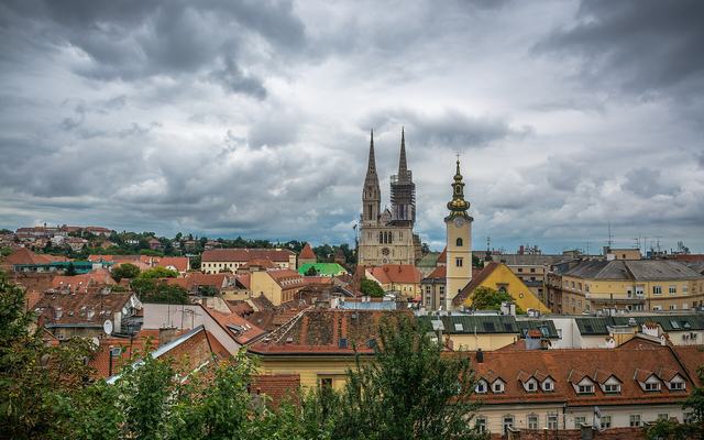Uitzicht over de daken van Zagreb met de torens van de kathedraal